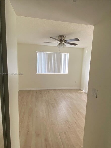 Building Photo - 300 Crestwood Ct N