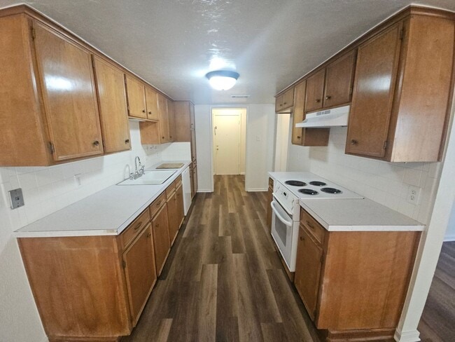 Building Photo - Updated Townhome with Upgrades