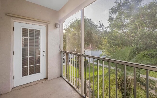 Building Photo - Bright & Beautiful 2/2 Condo in The Estate...
