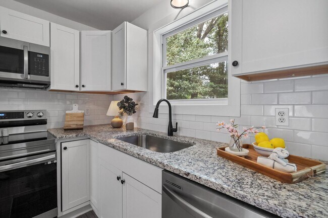 Building Photo - Modern Charm in Desirable East Ridge Neighborhood