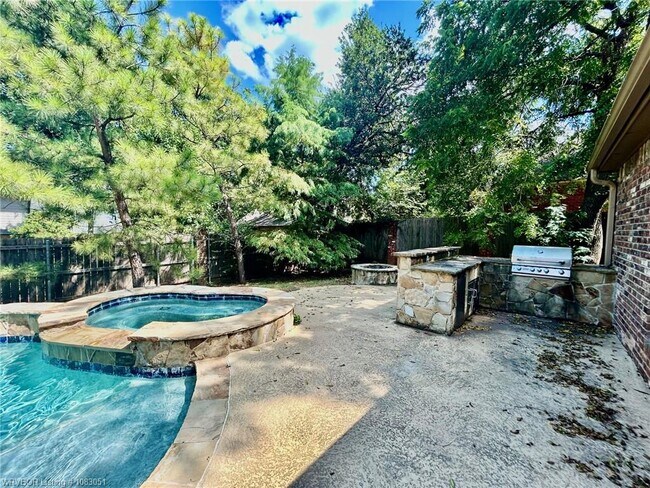 Building Photo - 1808 Oak Forest Dr