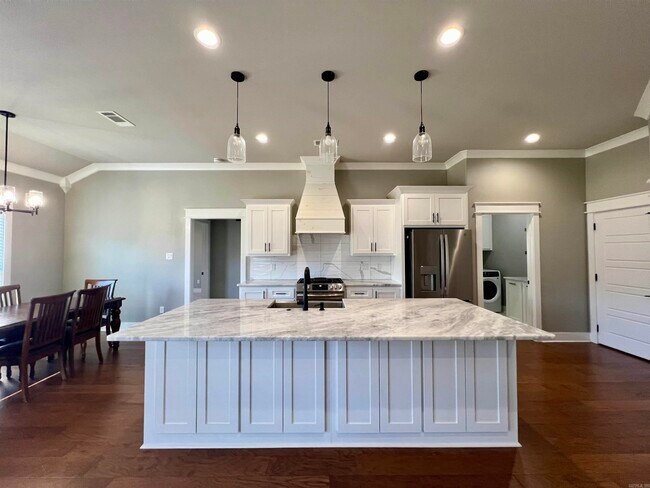 Building Photo - 9741 Meadow Creek Dr