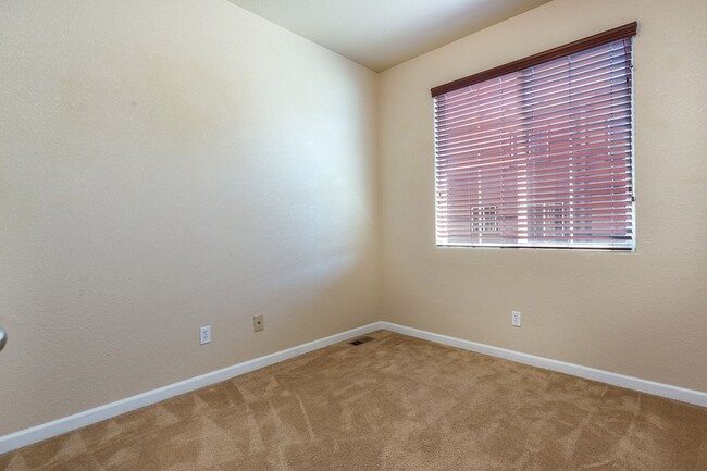 Building Photo - Townhome in the N/E Area for Rent