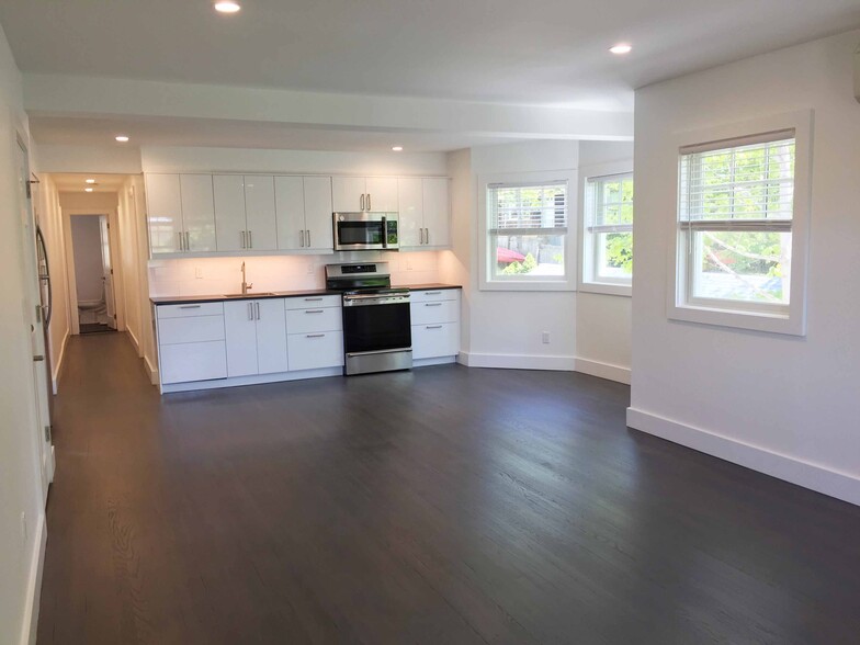 Newly renovated kitchen - 38 Bayview Ave