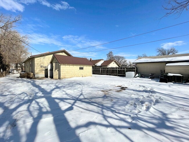 Building Photo - Spacious 3 Bed 2 Bath Home