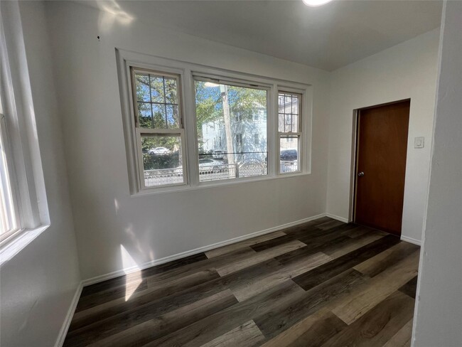 Building Photo - 137 N 6th Ave