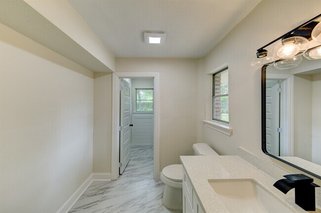 Building Photo - 8826 Robindell Dr