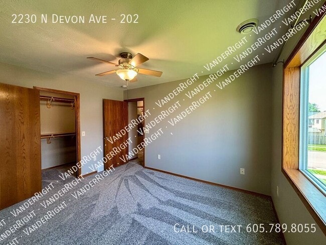 Building Photo - 2230 Devon Ave