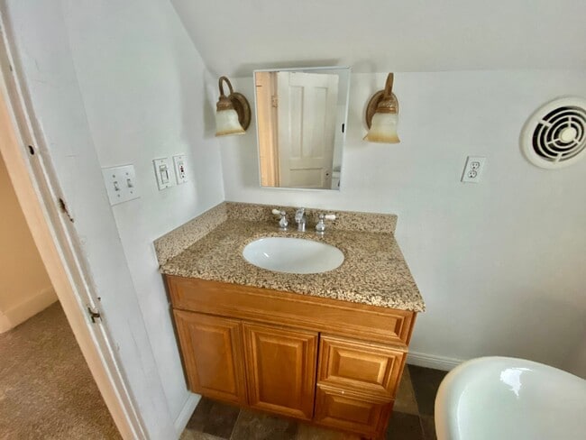 Building Photo - 4 Bedroom near Downtown Fargo!