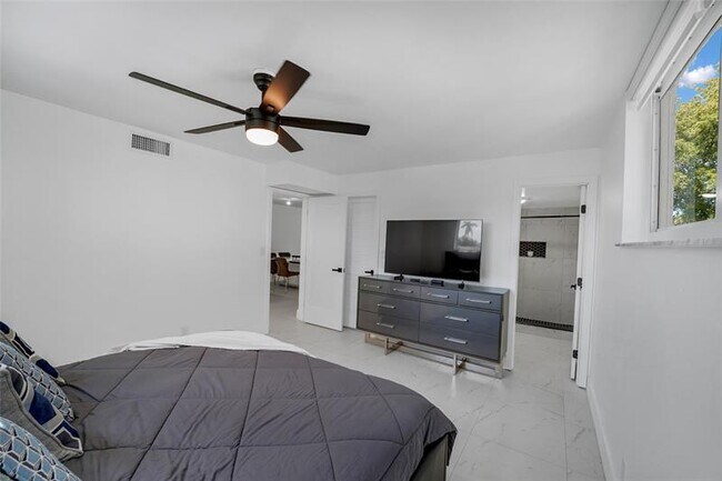 Building Photo - 8911 S Hollybrook Blvd