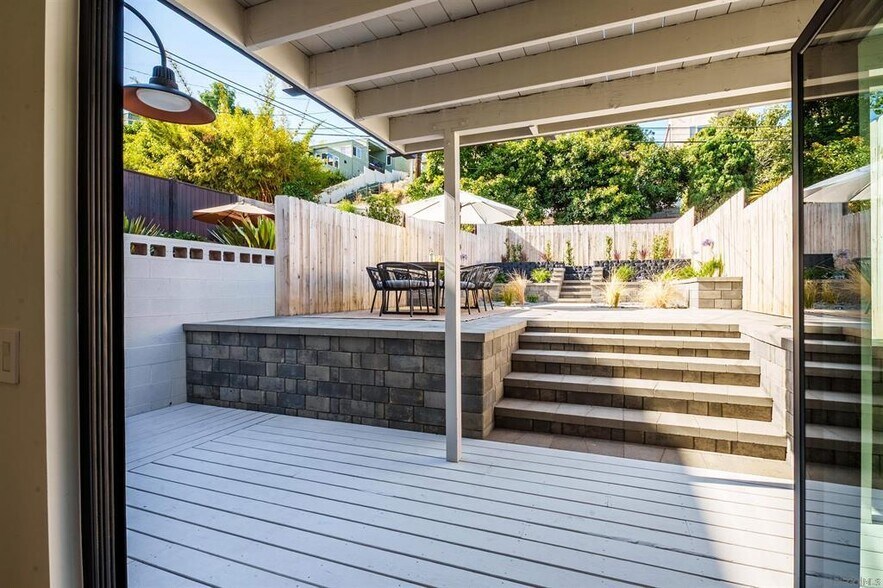 Outdoor patio space - 3434 Talbot St