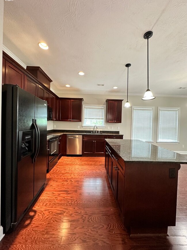 Building Photo - 3 bed/2 bath home with 1-car garage for re...