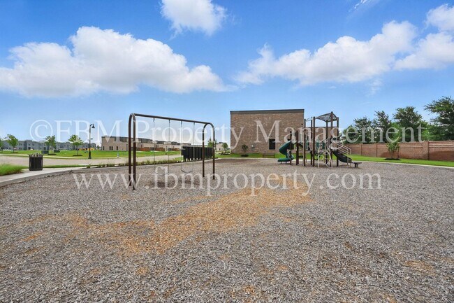 Building Photo - 2113 Luna Dr