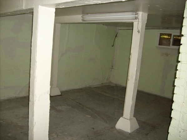 Building Photo - Well kept house near downtown Eugene with yard care included