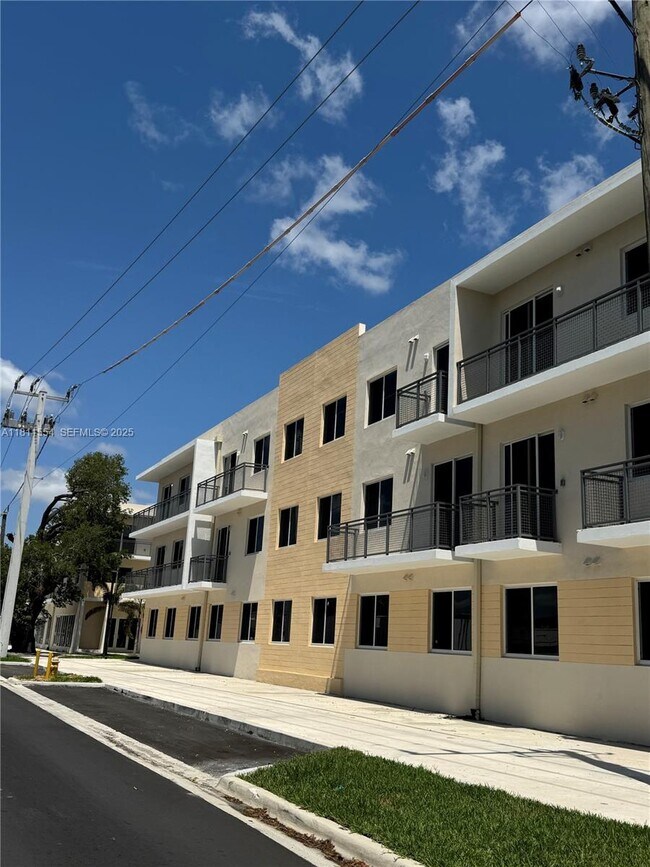 Building Photo - 1010 SW 69th Ave