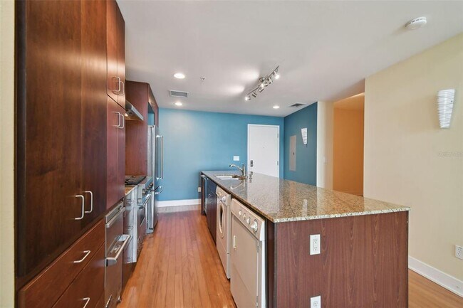 Building Photo - 1208 E Kennedy Blvd