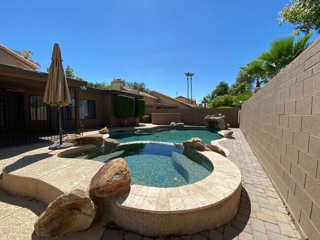 Building Photo - Very nice single level home