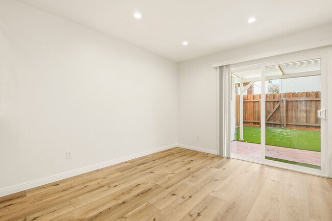 Building Photo - Remodeled 3bd/2.5bath steps from beaches, Racetrack, and Cedros Design district