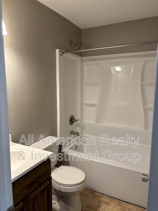 Building Photo - 717 Clark Dr
