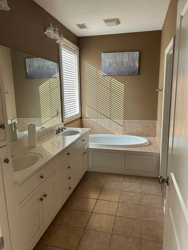 Building Photo - 4 Orchard Cir