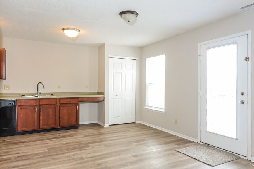 Building Photo - 2012 Southernwood Ln