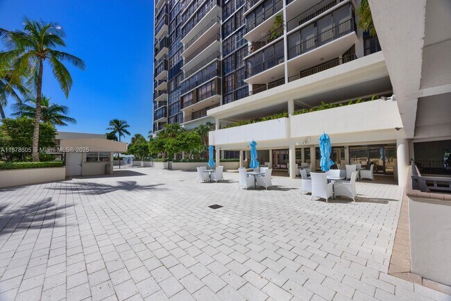 Building Photo - 1915 Brickell Ave