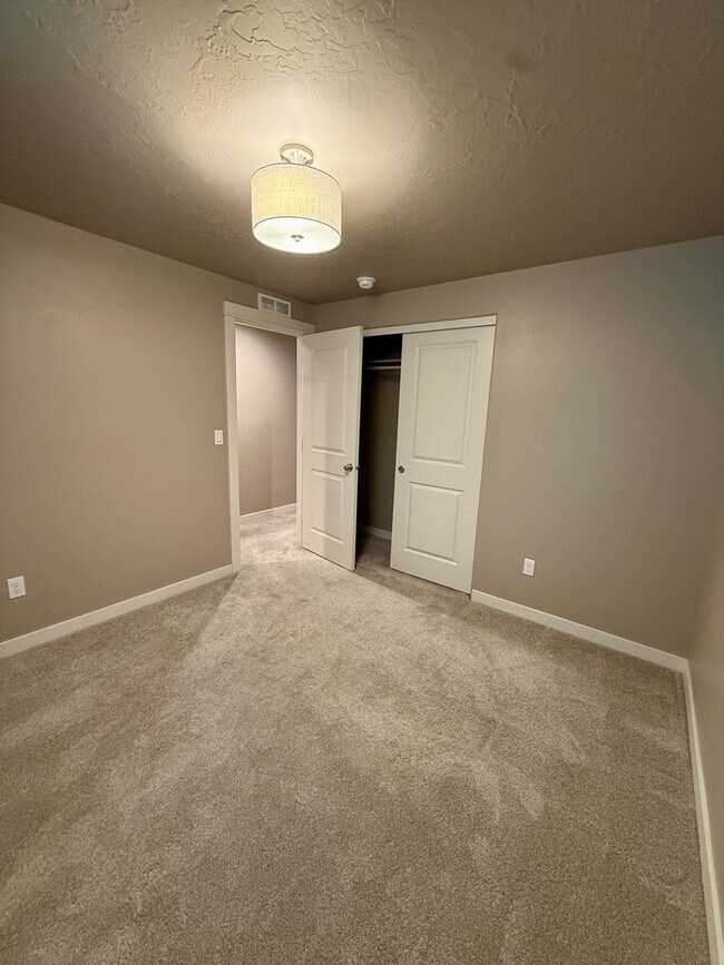 Building Photo - 518 Belville Pl
