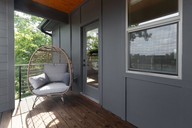 Building Photo - Great modern HPR with garage and view of the river!