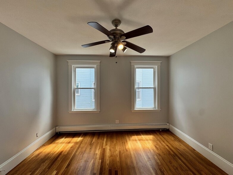 Building Photo - 136 Sharon St