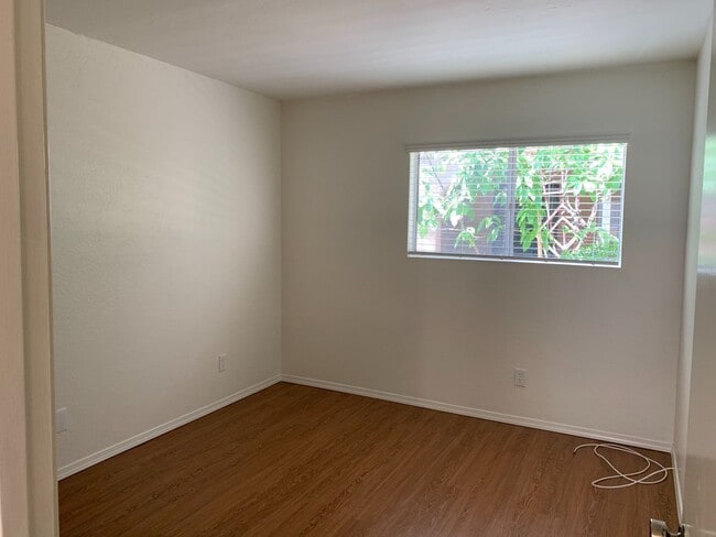 Building Photo - DOUBLE Car Garage! Balcony! Walkable to Restaurants!