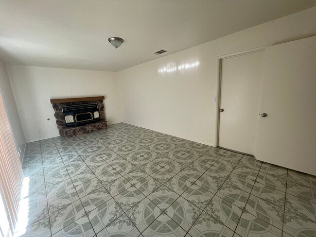 Building Photo - Victorville, 3 Bedroom, 2 Bathrooms, Large...