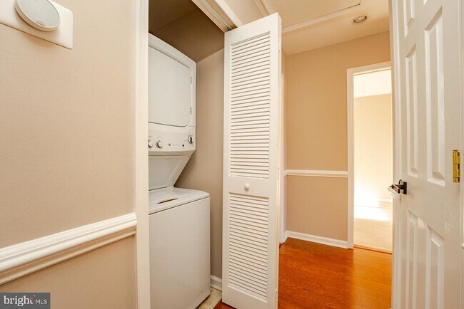 Building Photo - 558 London Ct