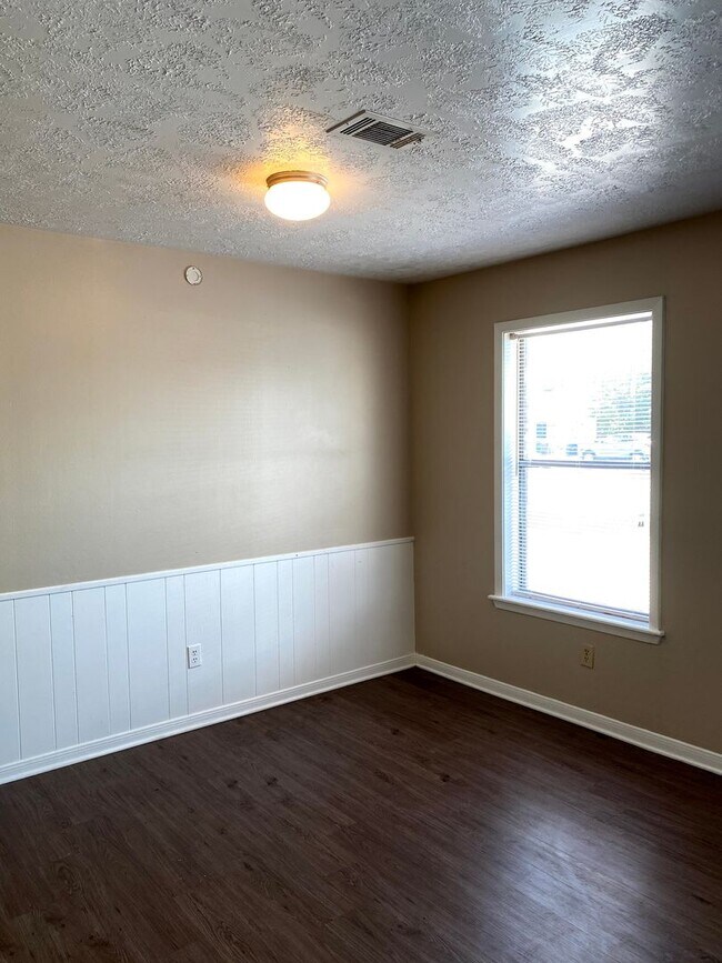 Building Photo - Cozy 2/2 Duplex Available for Prelease!
