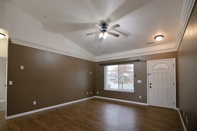 Building Photo - Charming 3-Bedroom Single-Level Home on Sp...