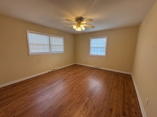 Building Photo - Spacious 1/2 Duplex in Great Waldo Area