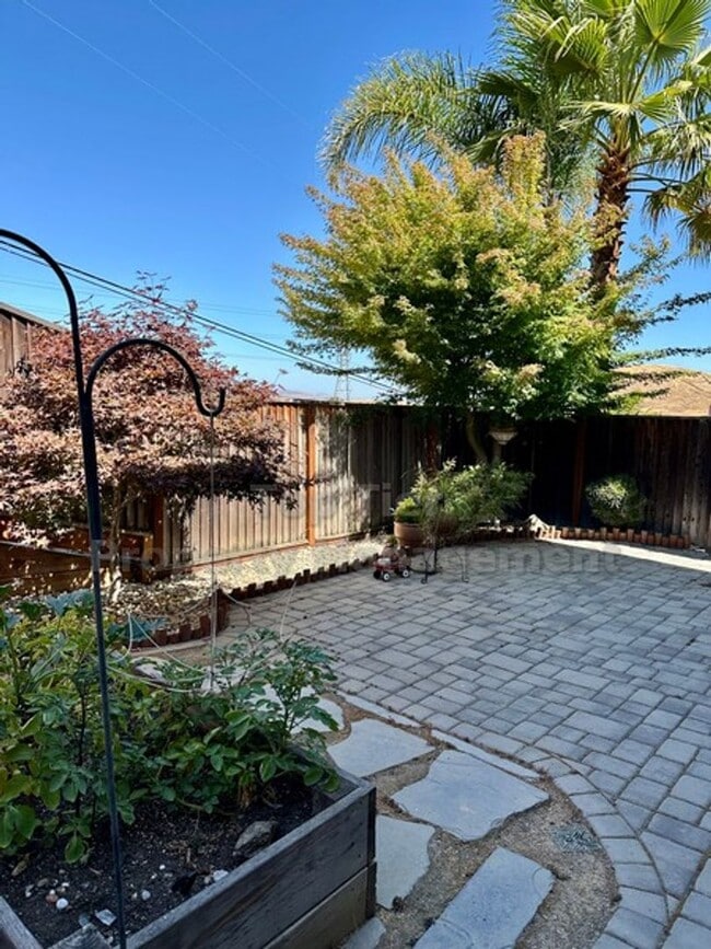 Building Photo - Charming 3 Bed, 2.5 Bath, 1,600 Sqft Marti...