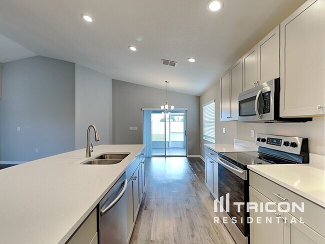 Building Photo - 705 Persian Dr