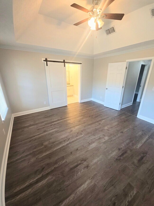 Building Photo - 565 Oakdale Dr