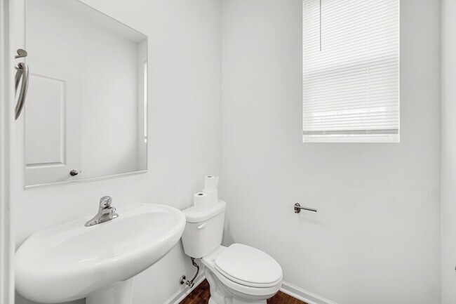 Building Photo - 2155 Greenview Dr