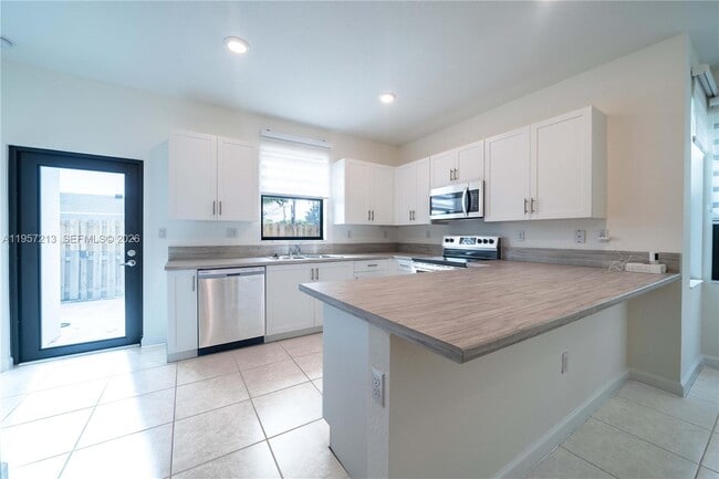 Building Photo - 1928 SW 5th Blvd