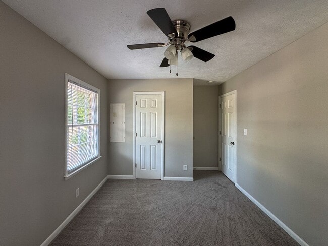Building Photo - Charming 3 Bed 2 Bath Home with Fenced Yard