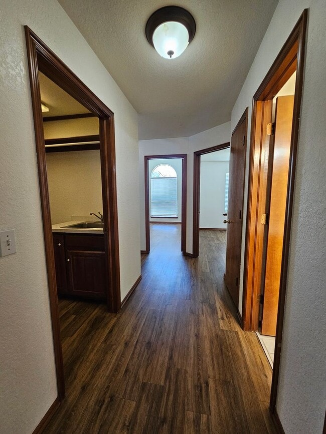 Building Photo - (3) Bed/(2) Bath in West Norman's Castlero...