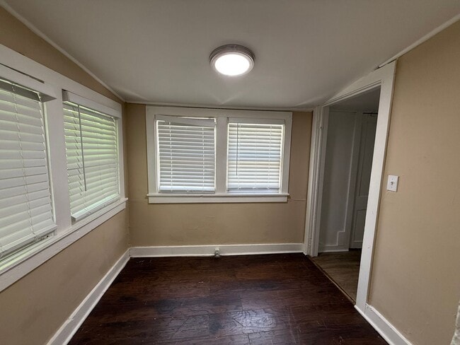Building Photo - New paint/ hardwood floors 3BD 1 BA