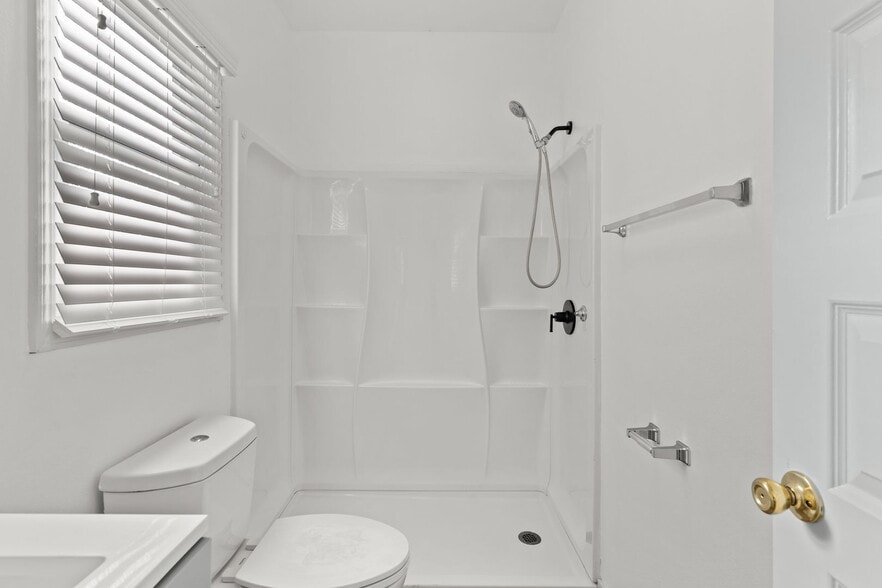 Building Photo - 526 Magnolia Ave