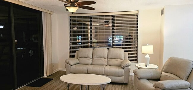 Building Photo - Riverfront Community Resort Style 2/2 Condo