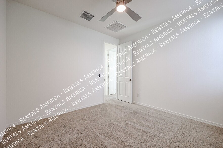 Building Photo - 1095 S Sunset Dr