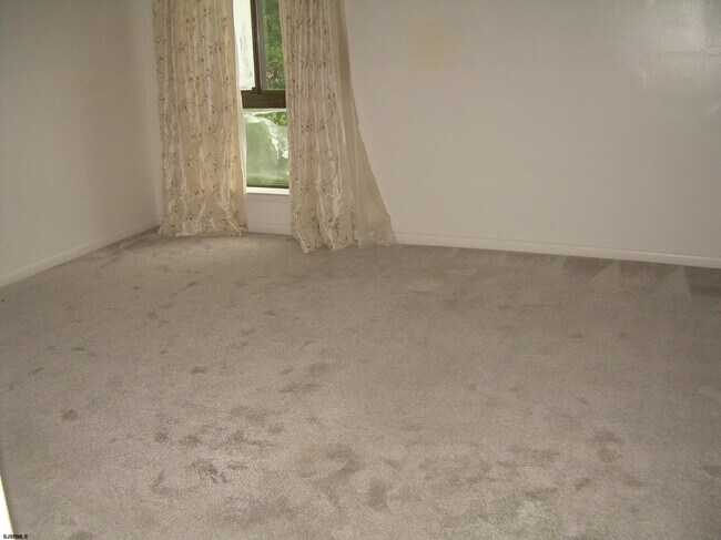 Building Photo - 303 Meadowbrook Dr