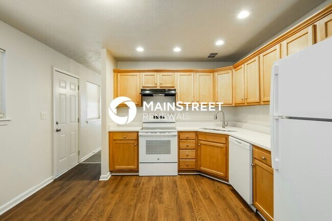 Building Photo - 5 Bedroom Pet-Friendly Home in Louisville, KY with Main Street Renewal