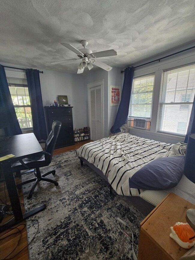 Building Photo - NO FEE!!  HUGE BRIGHTON 3 BED WITH PARKING AND FREE LAUNDRY AVAIL 9/1