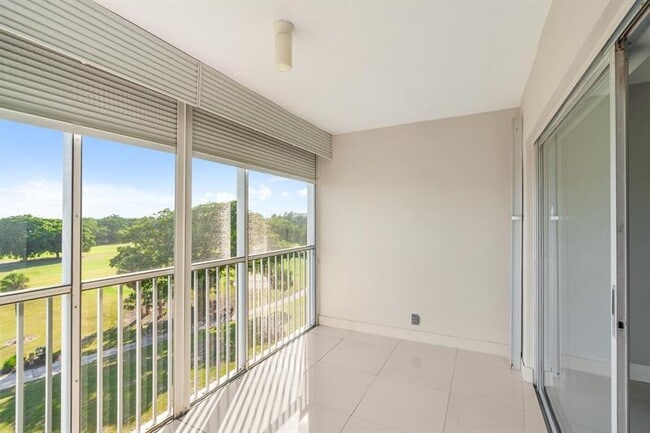 Building Photo - 3050 N Palm Aire Dr